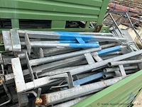 Metalen container inhoudende diverse metalen stellingonderdelen. - afbeelding 2 van  3