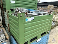 Metalen container inhoudende diverse metalen stellingonderdelen.