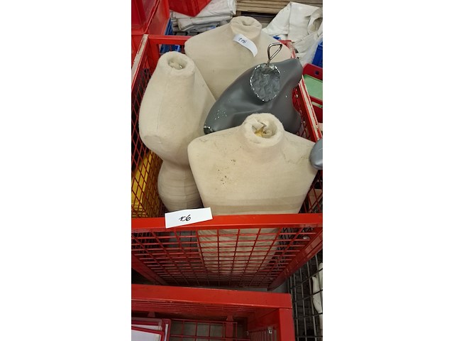 Metalen container met bustes - afbeelding 1 van  1