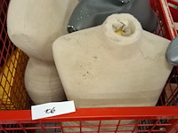 Metalen container met bustes - afbeelding 1 van  1