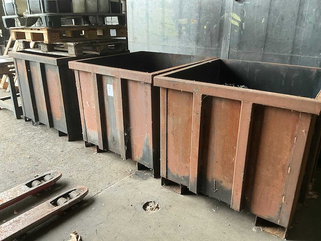 Metalen container voor heftruck (3x) - afbeelding 1 van  4