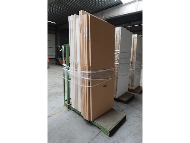Metalen deurhouder + inhoud - afbeelding 1 van  4