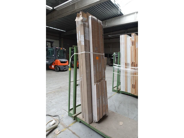 Metalen deurhouder + inhoud - afbeelding 1 van  3