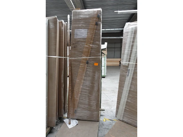 Metalen deurhouder + inhoud - afbeelding 1 van  3