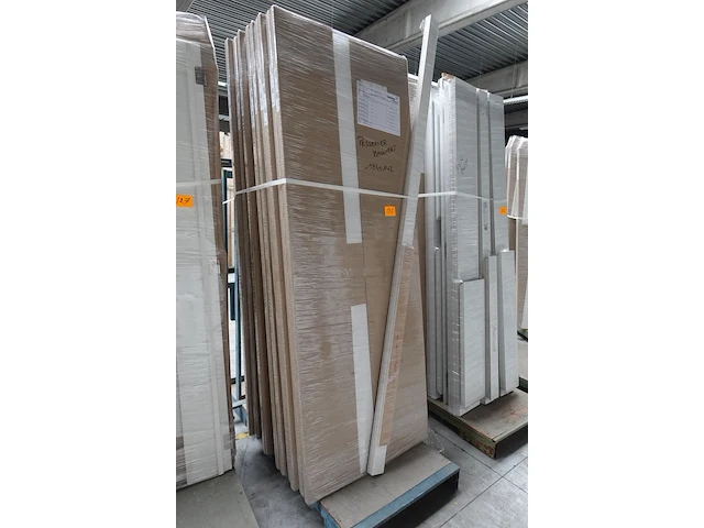 Metalen deurhouder + inhoud - afbeelding 1 van  3