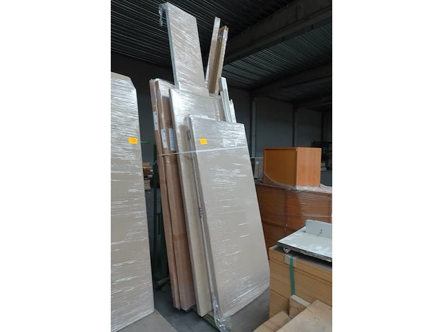 Metalen deurhouder + inhoud - afbeelding 1 van  3