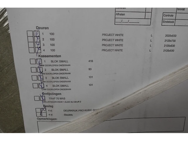 Metalen deurhouder + inhoud - afbeelding 3 van  3