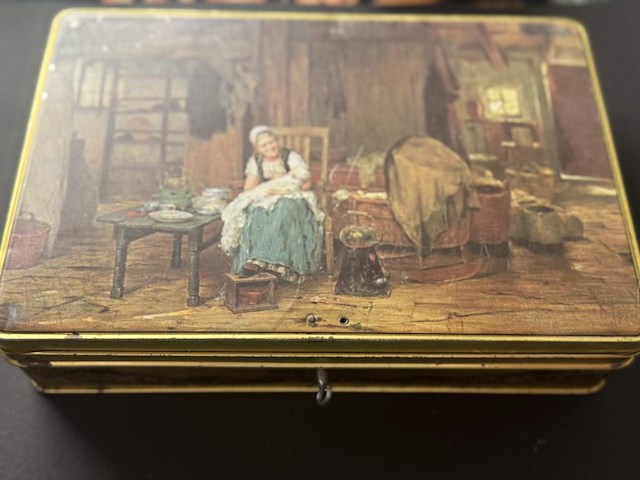 Metalen doos met diverse munten - afbeelding 1 van  6