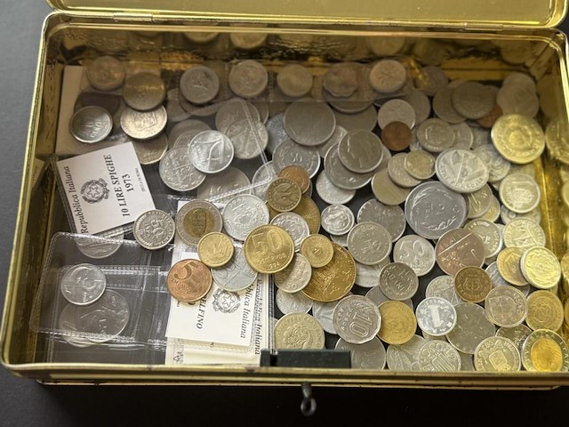 Metalen doos met diverse munten - afbeelding 2 van  6