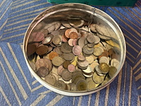 Metalen doosje met diverse munten - afbeelding 1 van  4