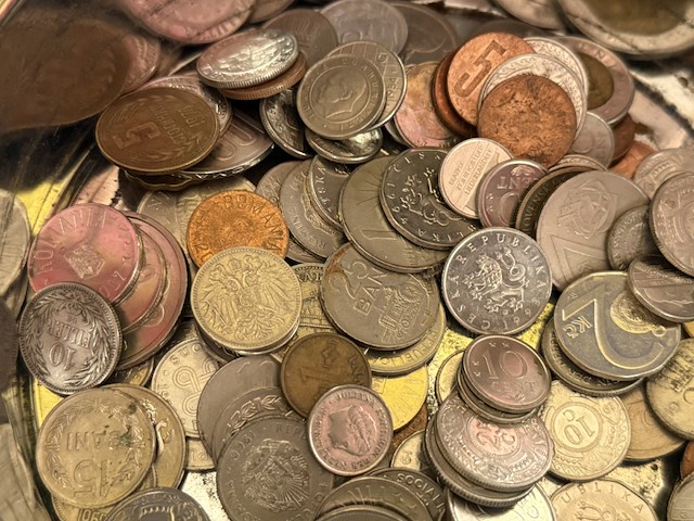 Metalen doosje met diverse munten - afbeelding 2 van  4