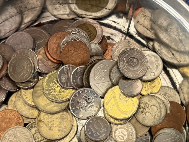 Metalen doosje met diverse munten - afbeelding 4 van  4