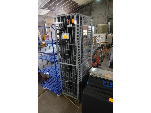 Metalen draadkooi op wielen (zonder tapijten) - afbeelding 1 van  1