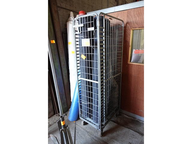 Metalen draadkooi op wielen (zonder tapijten) - afbeelding 1 van  1