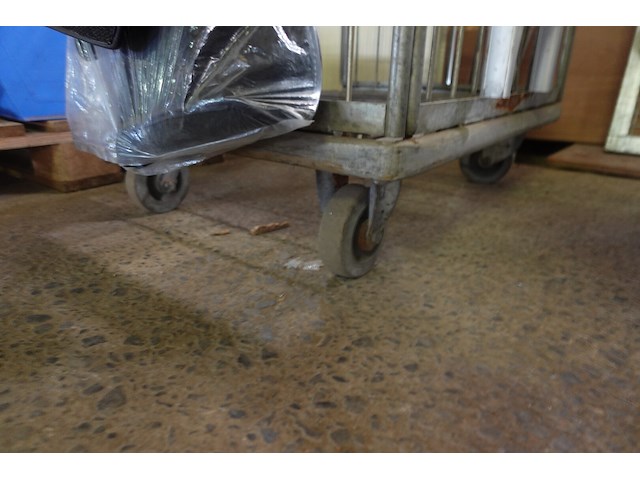 Metalen draadkooi op wielen - afbeelding 3 van  3