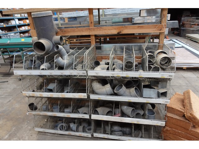 Metalen draadmanden + inhoud pvc koppelstukken - afbeelding 1 van  7