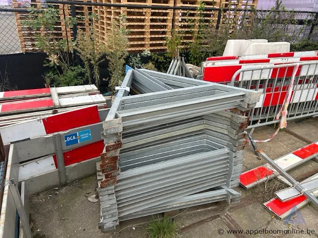 Metalen frames en rood-witte signalisatiepanelen - afbeelding 1 van  2