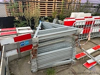 Metalen frames en rood-witte signalisatiepanelen