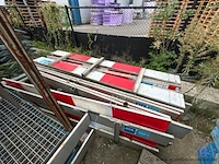 Metalen frames en rood-witte signalisatiepanelen - afbeelding 2 van  2
