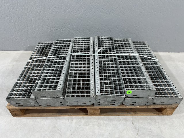 Metalen galvanisé traptredes (16st) - afbeelding 1 van  3