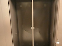 Metalen garderobekast - afbeelding 2 van  2