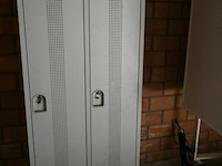 Metalen garderobekast - afbeelding 1 van  2