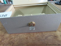 Metalen geldkoffer met sleutel - afbeelding 2 van  3