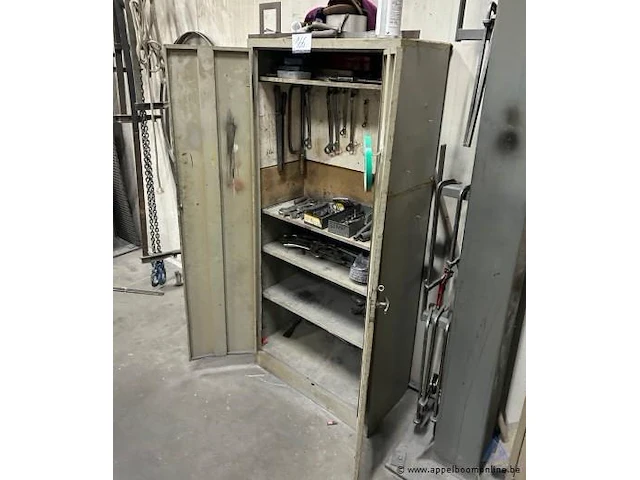 Metalen gereedschapskast inhoudend diverse handgereedschappen, waaronder moersleutels, tangen, schroevendraaiers en boren. - afbeelding 1 van  3