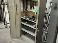 Metalen gereedschapskast inhoudend diverse handgereedschappen, waaronder moersleutels, tangen, schroevendraaiers en boren.