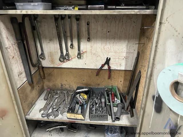 Metalen gereedschapskast inhoudend diverse handgereedschappen, waaronder moersleutels, tangen, schroevendraaiers en boren. - afbeelding 2 van  3