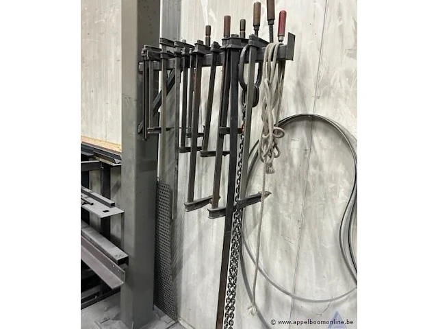 Metalen gereedschapskast inhoudend diverse handgereedschappen, waaronder moersleutels, tangen, schroevendraaiers en boren. - afbeelding 3 van  3
