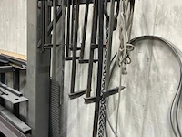Metalen gereedschapskast inhoudend diverse handgereedschappen, waaronder moersleutels, tangen, schroevendraaiers en boren. - afbeelding 3 van  3