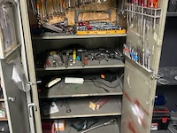 Metalen gereedschapskast, inhoudend handgereedschap, waaronder steeksleutels, ringsleutels, doppen, schroevendraaiers, hamers, tangen enz