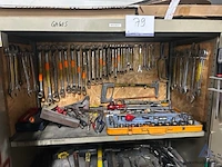 Metalen gereedschapskast, inhoudend handgereedschap, waaronder steeksleutels, ringsleutels, doppen, schroevendraaiers, hamers, tangen enz - afbeelding 2 van  4