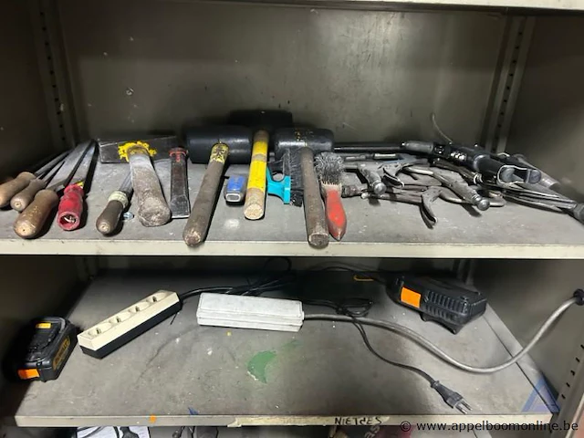 Metalen gereedschapskast, inhoudend handgereedschap, waaronder steeksleutels, ringsleutels, doppen, schroevendraaiers, hamers, tangen enz - afbeelding 3 van  4