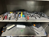 Metalen gereedschapskast, inhoudend handgereedschap, waaronder steeksleutels, ringsleutels, doppen, schroevendraaiers, hamers, tangen enz - afbeelding 3 van  4