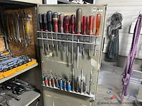 Metalen gereedschapskast, inhoudend handgereedschap, waaronder steeksleutels, ringsleutels, doppen, schroevendraaiers, hamers, tangen enz - afbeelding 4 van  4