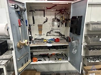 Metalen gereedschapskast met twee deuren, voorzien van diverse handgereedschappen zoals hamers, tangen, zagen en moersleutels.