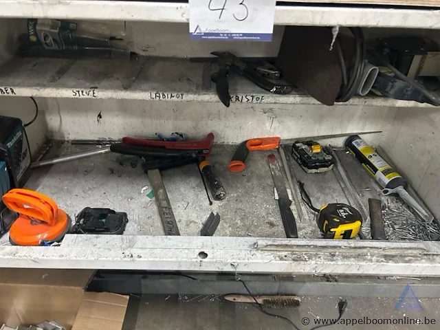 Metalen gereedschapskast met twee deuren, voorzien van diverse handgereedschappen zoals hamers, tangen, zagen en moersleutels. - afbeelding 2 van  4