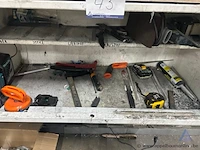 Metalen gereedschapskast met twee deuren, voorzien van diverse handgereedschappen zoals hamers, tangen, zagen en moersleutels. - afbeelding 2 van  4