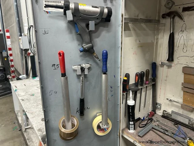 Metalen gereedschapskast met twee deuren, voorzien van diverse handgereedschappen zoals hamers, tangen, zagen en moersleutels. - afbeelding 4 van  4