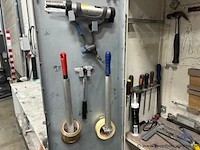 Metalen gereedschapskast met twee deuren, voorzien van diverse handgereedschappen zoals hamers, tangen, zagen en moersleutels. - afbeelding 4 van  4