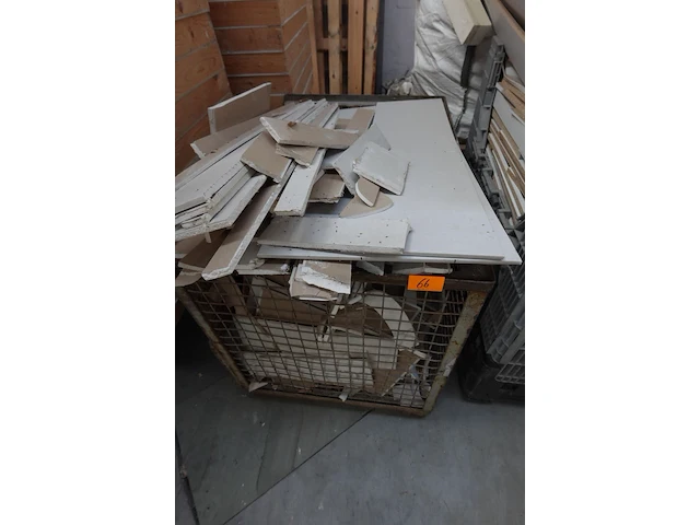 Metalen gitterbox + inhoud - afbeelding 2 van  2