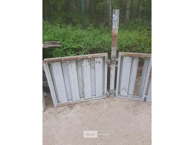 Metalen hekwerk + poort - afbeelding 1 van  4
