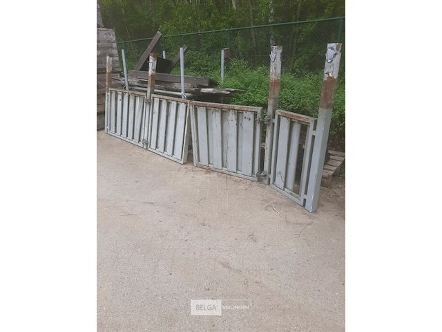 Metalen hekwerk + poort - afbeelding 2 van  4