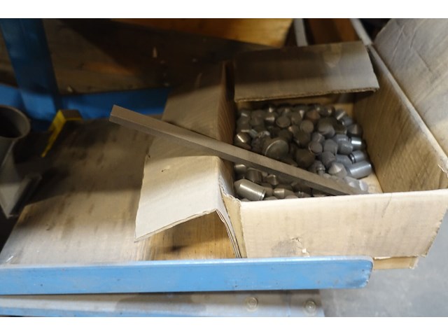 Metalen kar + inhoud - afbeelding 2 van  9