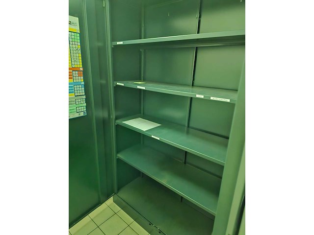 Metalen kast 2m hoog - afbeelding 1 van  2
