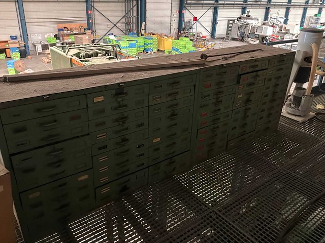 Metalen kast (2x) - afbeelding 1 van  2