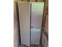 Metalen kast en ladenblok
