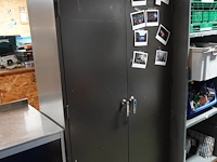 Metalen kast + etenswaren